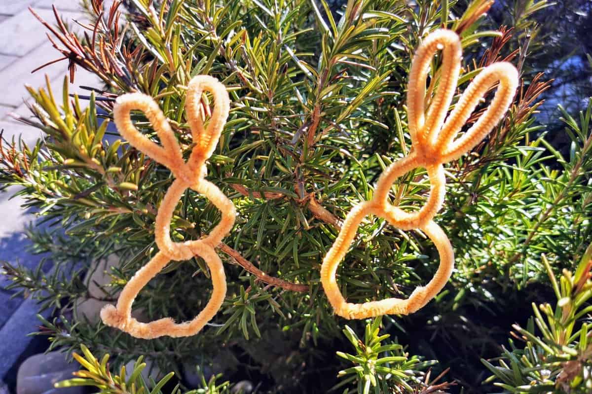 Schnell, einfach und unkompliziert ist diese Bastelanleitung für Osterhasen aus Pfeifenputzern. Ich erkläre dir genau, wie es geht.