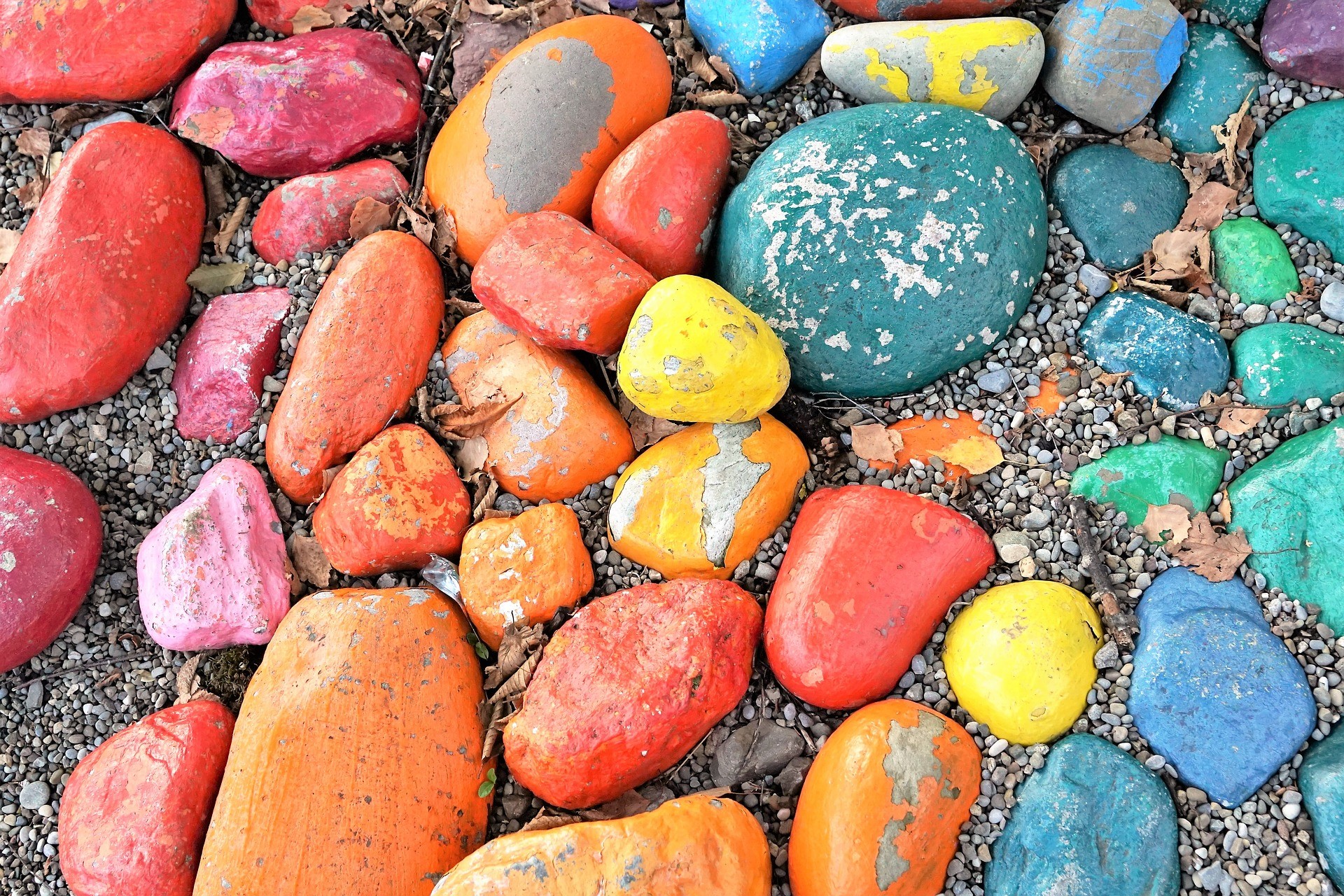 Du hast überall Steine deiner Kinder und weißt nicht wohin? Ich zeige dir 5 einfache Ideen, was du mit Steinen basteln kannst.