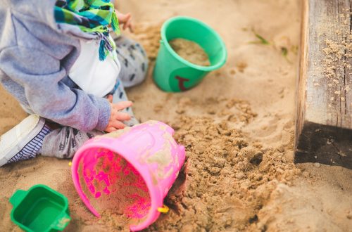Kinetischer Sand - so einfach kannst du ihn selbst herstellen. 3 einfache Rezepte und warum er so toll für kleine und große Kinder ist.