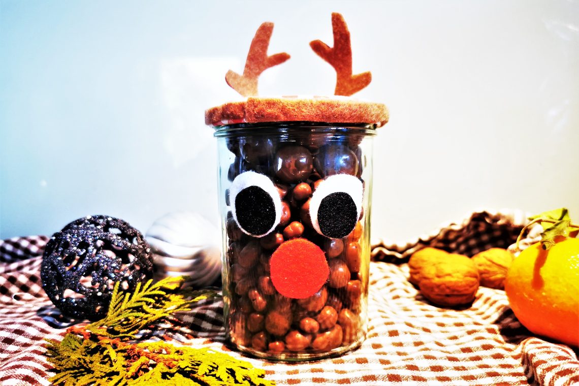 Du suchst nach einem einfachen Last Minute Geschenk? Wie wäre es mit diesem DIY mit Marshmallows gefüllten Rudolph-Glas? Schnell & günstig!