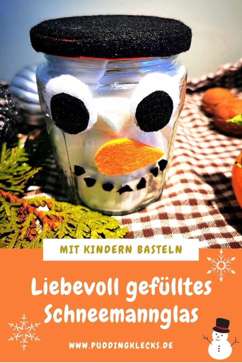 Du suchst nach einem einfachen Last Minute Geschenk? Wie wäre es mit diesem DIY mit Marshmallows gefüllten Schneemannglas? Schnell & günstig! #schneemann #glas #upcycling #diy #bastelnmitkindern #mitkindernbasteln #bastelspaß #weihnachten #geschenkidee #geschenk #weihnachtszeit