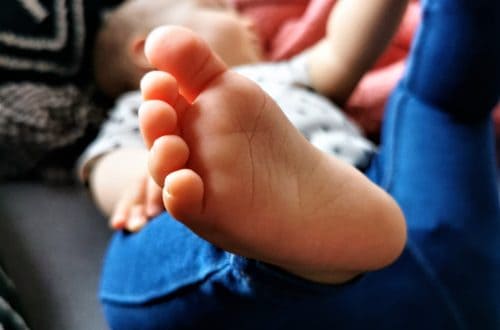 Warum Babys nicht durchschlafen müssen und weshalb eine liebevolle Begleitung durch die Nacht wichtig ist, erzähle ich dir hier. #schlaf #schlafen #baby #säugling #kleinkind #durchschlafen #entwicklung