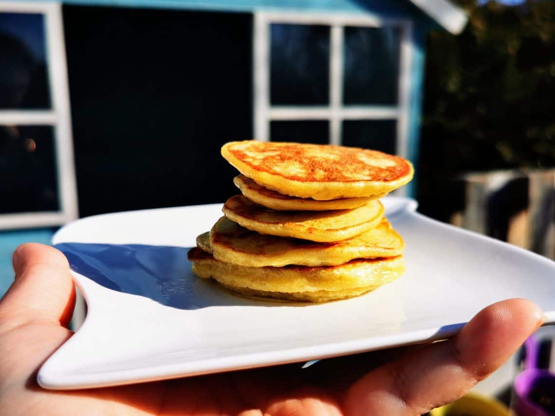 Hier findest du ein Rezept für Mini-Pancakes mit Banane. Diese kleinen Pfannkuchen sind zuckerfrei und beikosttauglich. Perfekt für BLW