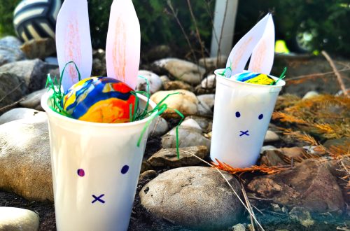 Kleine Osterhasenkörbchen aus Bechern - ein einfaches DIY zum Basteln mit Kindern für Osternester aus einfachen Materialien zu Ostern.