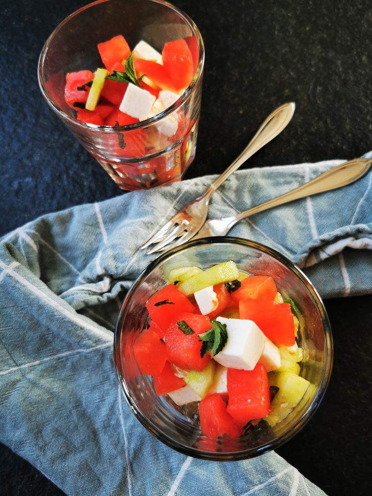 Melonensalat, Sommersalat mit Wassermelone, Gurke, Feta und Minze