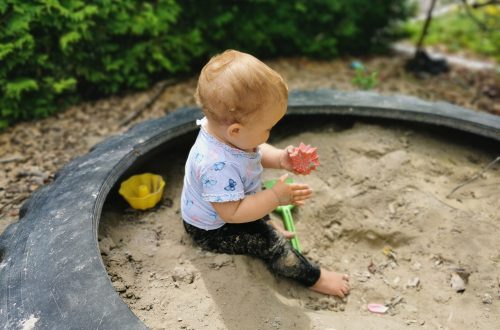 Erster Geburtstag - wenn aus dem Baby ein Kleinkind wird. Hier erfährst du alles über die Entwicklung meines sechsten Kinder und die Geschenke zum 1. Geburtstag.