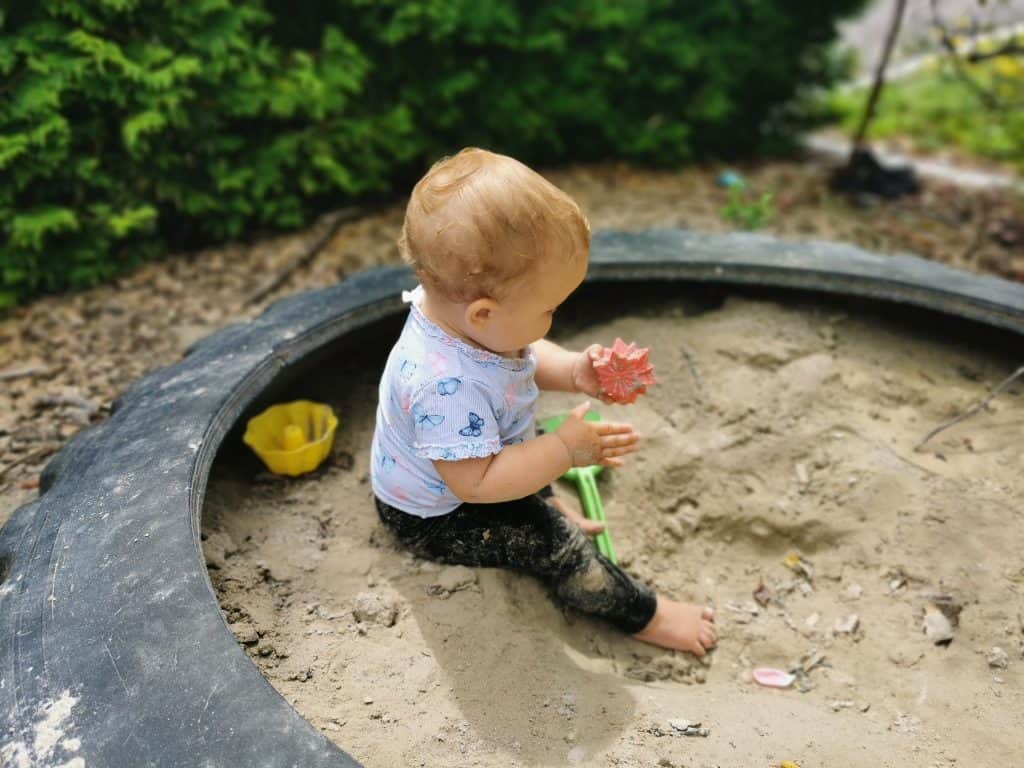 Julies jüngste Tochter spielt gern im Sand und trägt ihn nach drinnen. Sie braucht keine Haushaltstipps, sondern Gäste mit Verständnis.