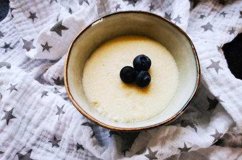 Drei einfache Rezeptideen, wie du Grießbrei für dein Kind spannend gestalten kannst. Perfekt für das Beikostalter ab 6 Monaten.