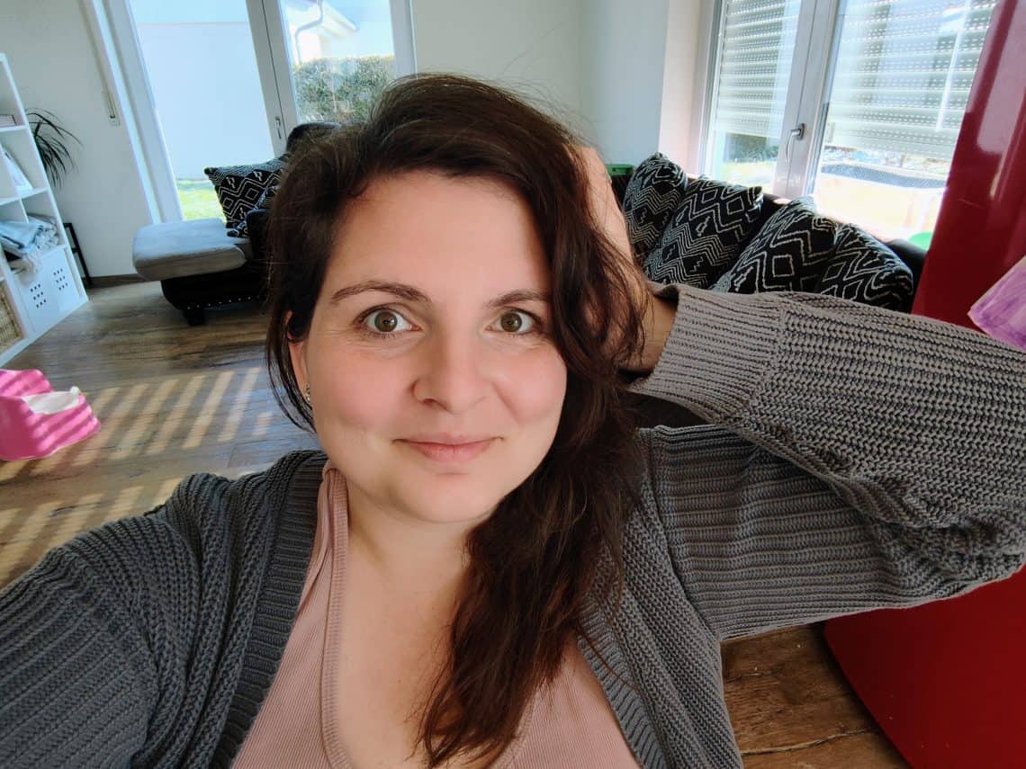 Du hast graue Haare und haderst damit? Dann solltest du unbedingt diesen Text lesen. Für mehr Selbstliebe und weniger Meinung von außen!