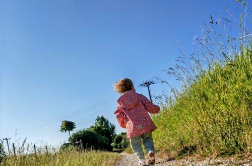 Kindern Werte mitgeben - gerade, wenn es um Körperformen und Kleidung geht, sollen Kinder tolerant aufwachsen, findet Julie, 6-fache Mama. Wenn du selbst für dich oder deine Kinder am Selbstwert und an der Selbstakzeptanz arbeiten möchtest, dann solltest du diesen Artikel lesen. #werte #erziehung #kinder #familienleben #vorbild