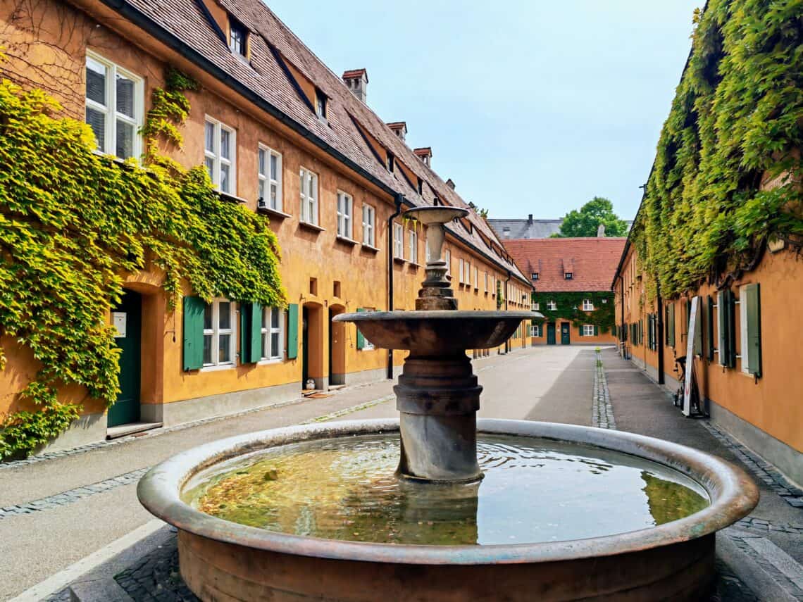 Ein Familienausflug in die Fuggerei, die soziale Wohnsiedlung der Familie Fugger in Augsburg, lohnt sich. Hier findest du kostenlose Tipps.