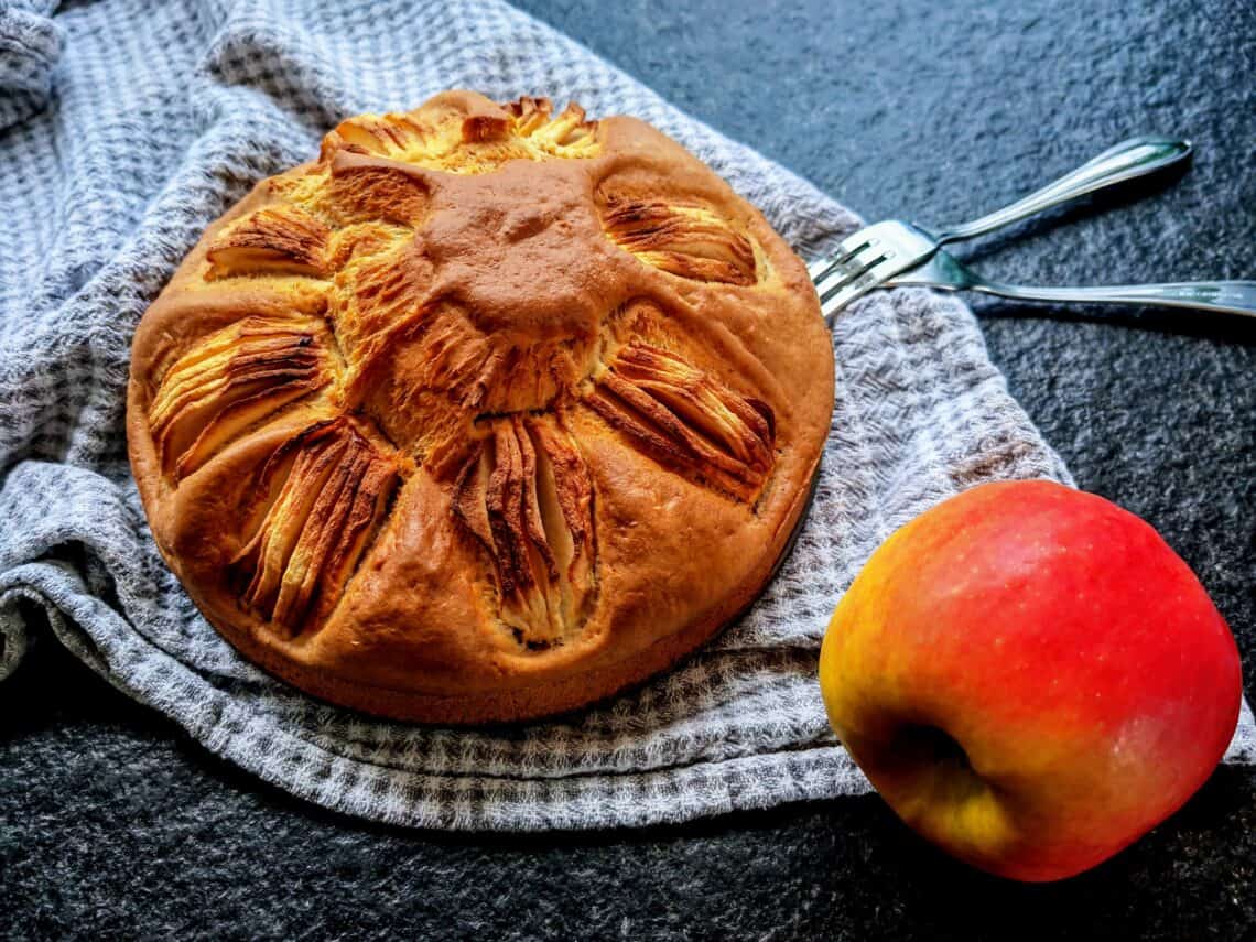 Versunkener Apfelkuchen in der Familienedition. Dieser kleine Kuchen ist perfekt für den Nachmittagskaffee, den Geburtstag in kleinen Kreis oder einfach so.