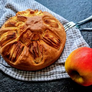 Versunkener Apfelkuchen in der Familienedition. Dieser kleine Kuchen ist perfekt für den Nachmittagskaffee, den Geburtstag in kleinen Kreis oder einfach so.