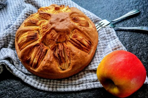 Versunkener Apfelkuchen in der Familienedition. Dieser kleine Kuchen ist perfekt für den Nachmittagskaffee, den Geburtstag in kleinen Kreis oder einfach so.