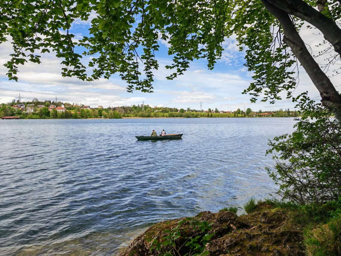 Der Weißensee Rundweg bei Füssen ist ein toller Ausflugstipp für Familien. Hier erfährst du, wo du parken und was du alles erleben kannst. #allgäu #weißensee #weissensee #ausflugstipp