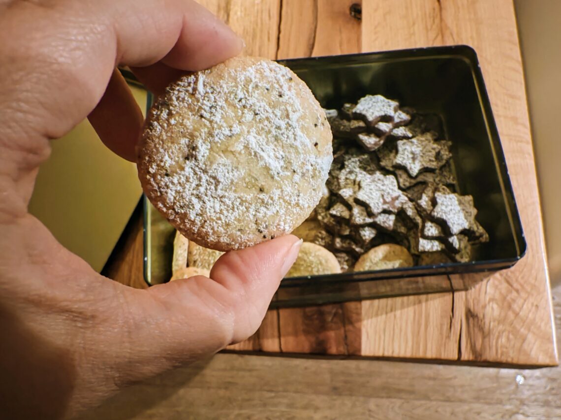 Dieses Plätzchen Grundrezept musst du unbedingt testen. Mit einzelnen Zutaten zauberst du daraus unterschiedlichste Kekse für die Weihnachtszeit. Perfekt für das Backen mit Kindern!