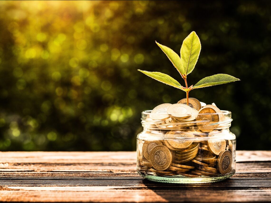 Sparen im Alltag mit Kindern? Mit diesen einfachen Tipps holst du mehr aus eurem Budget. Schau dir an, was du alles in kleinen Schritten verändern und so einen finanziellen Puffer aufbauen kannst.