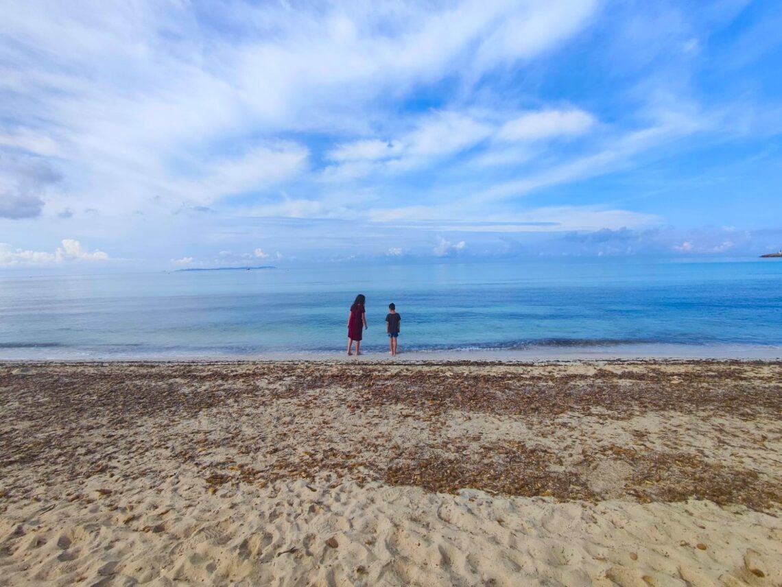 Urlaubsplanung mit Kindern - Julie, 6-fache Mama, erzählt von ihrem Spagat, dem Mental Load und der Organisation. Mit einem Augenzwinkern und dennoch kritisch.