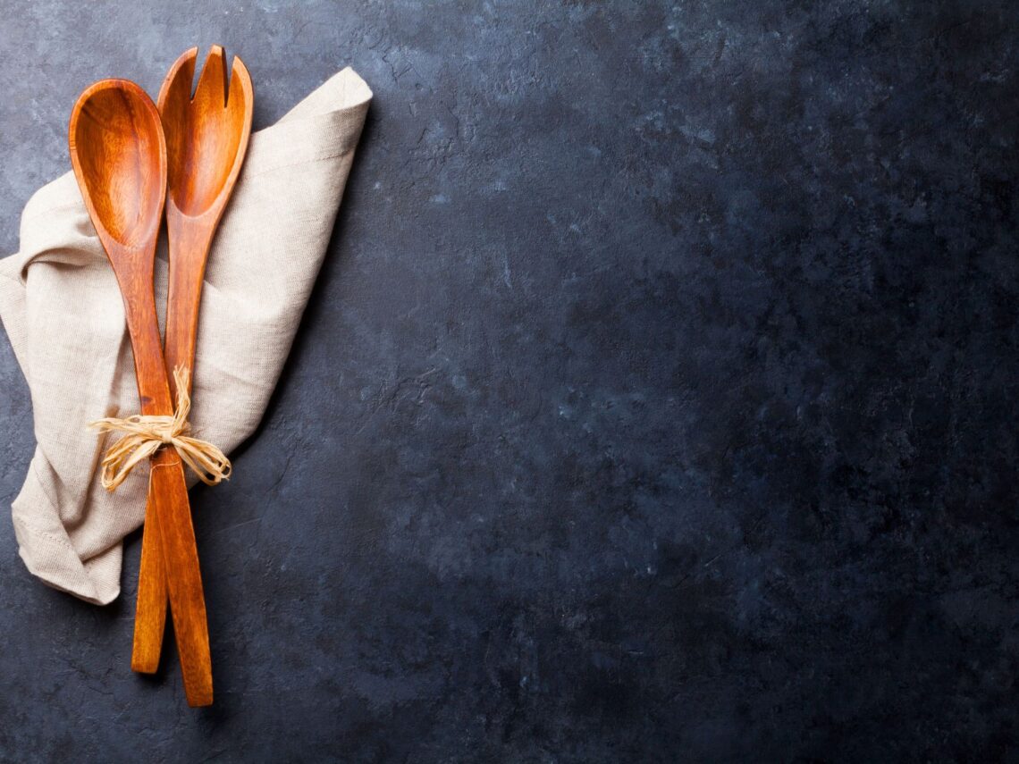 5 einfache vegane Wochenbett Rezepte, damit du rundum gut für deinen Start mit Baby versorgt bist. Julie, 6-fache Mama und Foodbloggerin, gibt dir einfache Tipps für einfaches Mealprep.