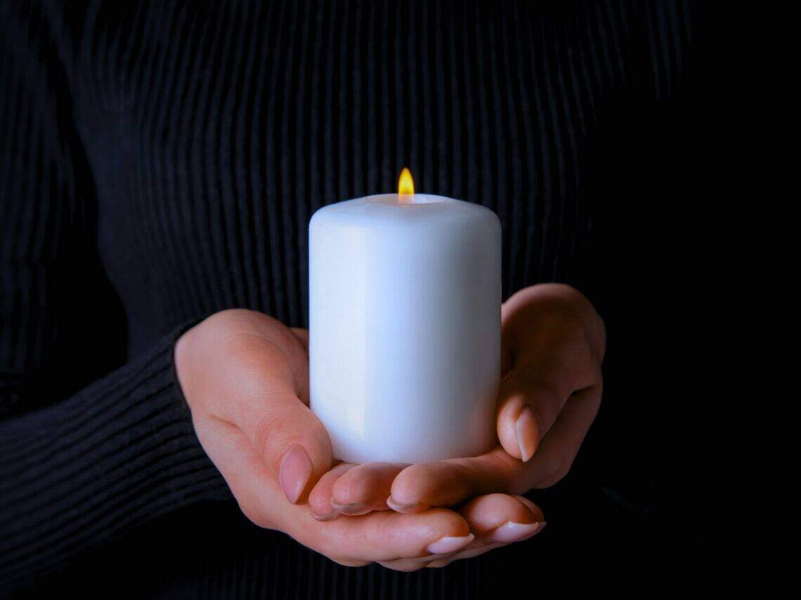 Darf man Trauer empfinden, auch wenn man den Verstorbenen nicht mochte? Julie geht der Frage nach dem Verlust ihres Grundschulfreundes auf den Grund.