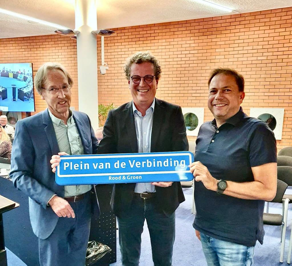 Bijschrift bij de foto: Uitreiking straatnaambordje aan wethouder Hans haze in het midden met links raadslid Klaas-Wybo van der Hoek (GroenLinks) en rechts raadslid Mark Veenstra (PvdA)