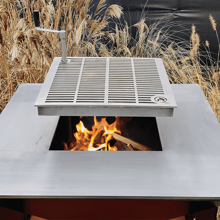 Instelbare grill boven houtvuur buiten koken