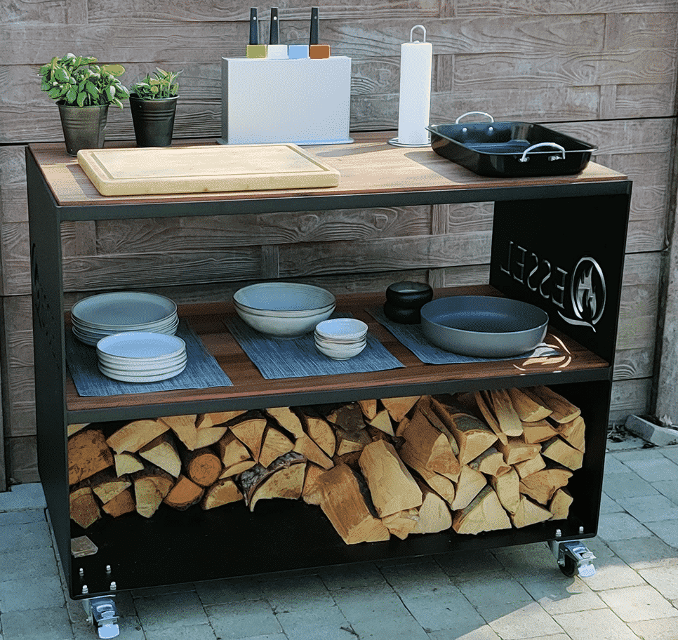 Mise en place tafel op terras met borden, snijplank en houtblokken