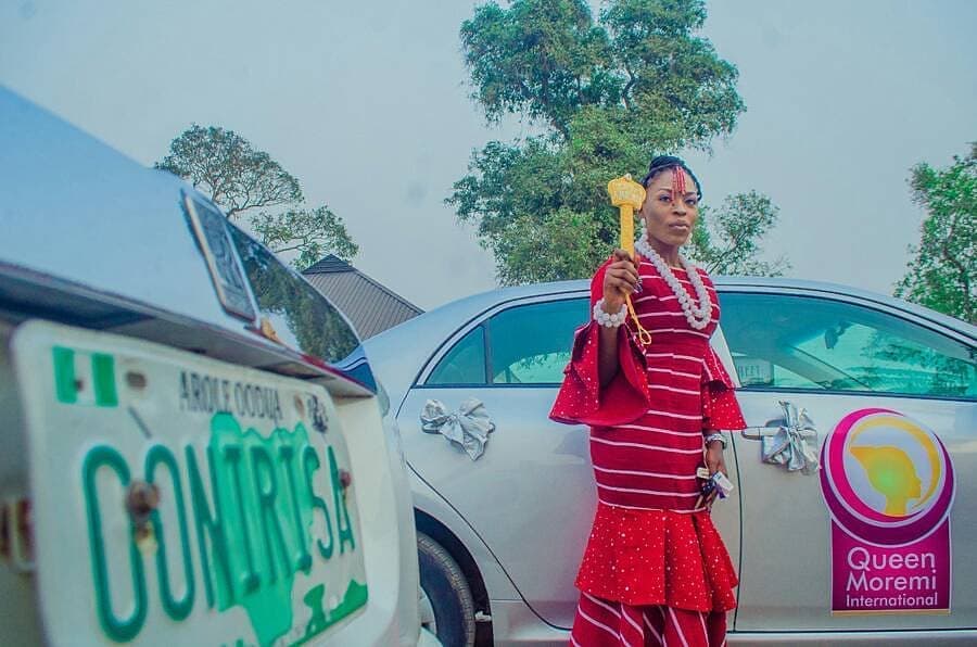 Queen Iyimide Sola Shittu (QMA Queen 2017/2018) receiving her car