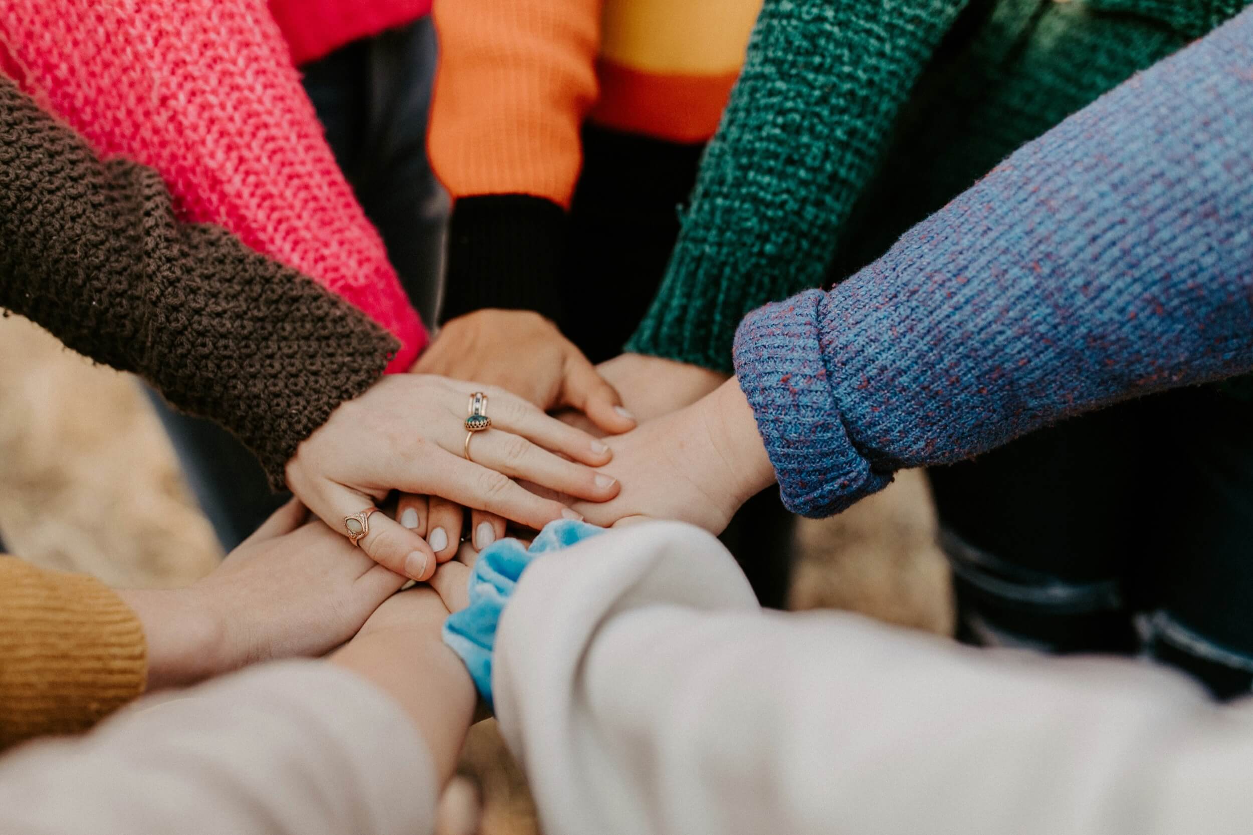 hands-group-hannah-busing-unsplash Steen op een rots