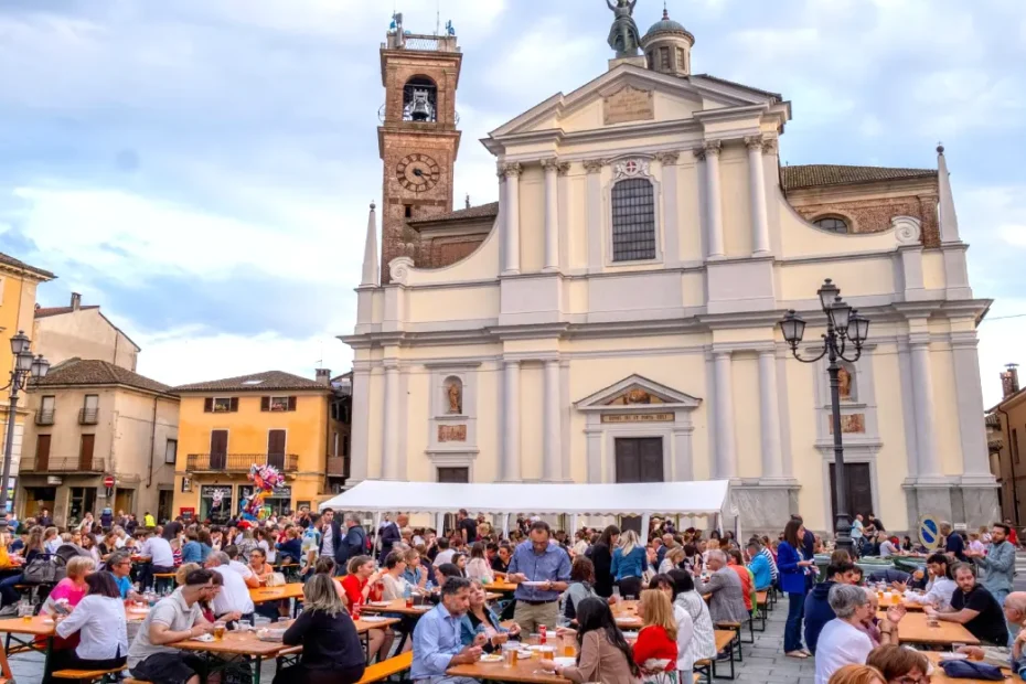 Piazza della Repubblica a Garlasco allestita con tavoli e panche all'aperto in attesa del pubblico per le degustazioni e le sfide di RisoMania.