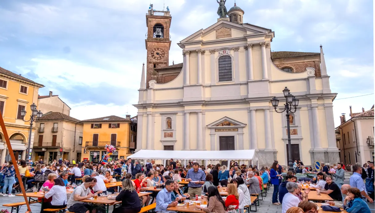 Piazza della Repubblica a Garlasco allestita con tavoli e panche all'aperto in attesa del pubblico per le degustazioni e le sfide di RisoMania.