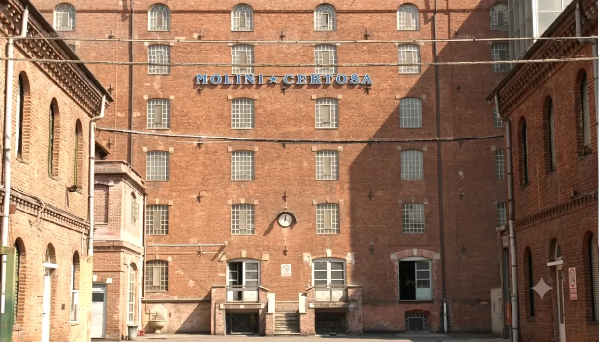 Vista esterna dello edificio storico dei Molini Certosa a Certosa di Pavia