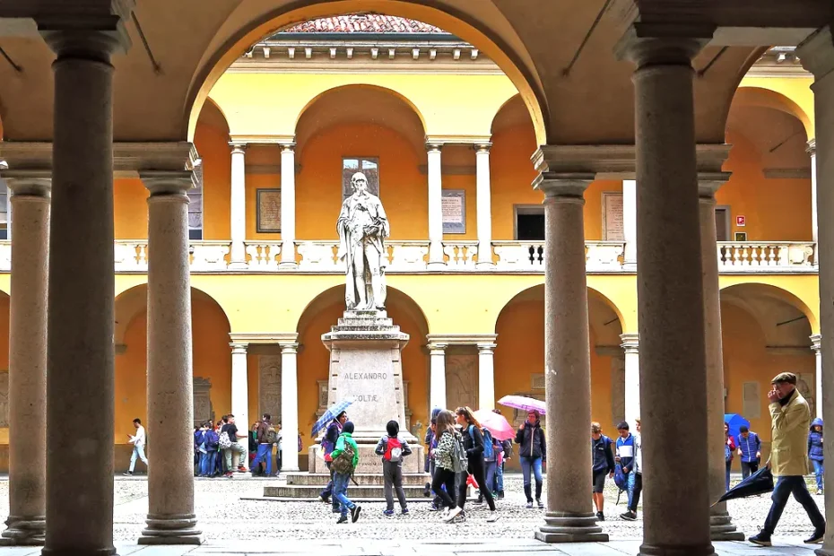 Studenti nei cortili della sede centrale dell'Università di Pavia