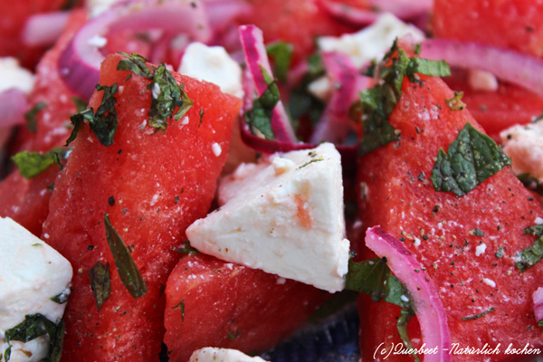 Wassermelonen-Salat mit Zwiebeln und Schafkäse - Querbeet-Natürlich kochen