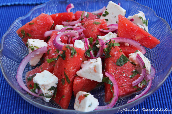 Wassermelonen-Salat mit Zwiebeln und Schafkäse - Querbeet-Natürlich kochen