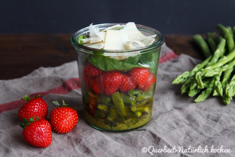 Spargelsalat mit Erdbeeren und Parmesan 1.querbeetnatuerlichkochem