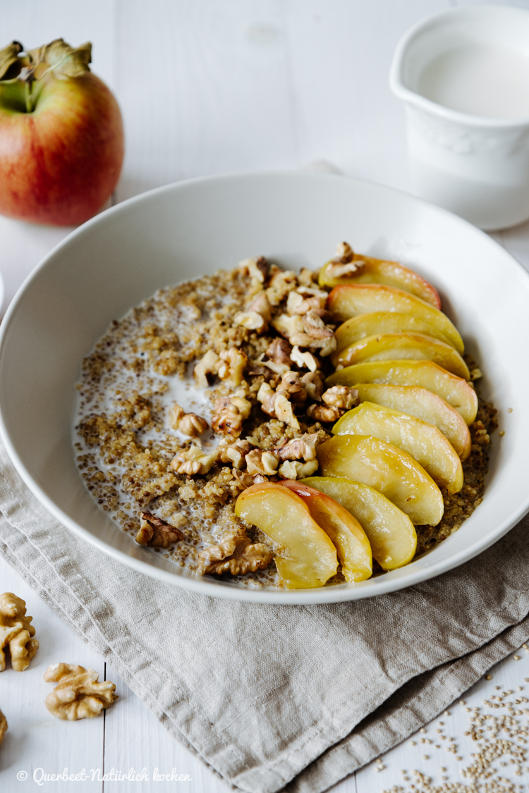 Quinoa Porridge mit karamellisierten Apfelscheiben und gerösteten Walnüssen | Wärmendes Winter Frühstück | querbeetnatuerlichkochen.de