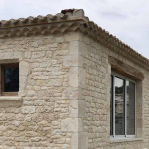 habillage des murs en pierre à batir et reprise des génoise