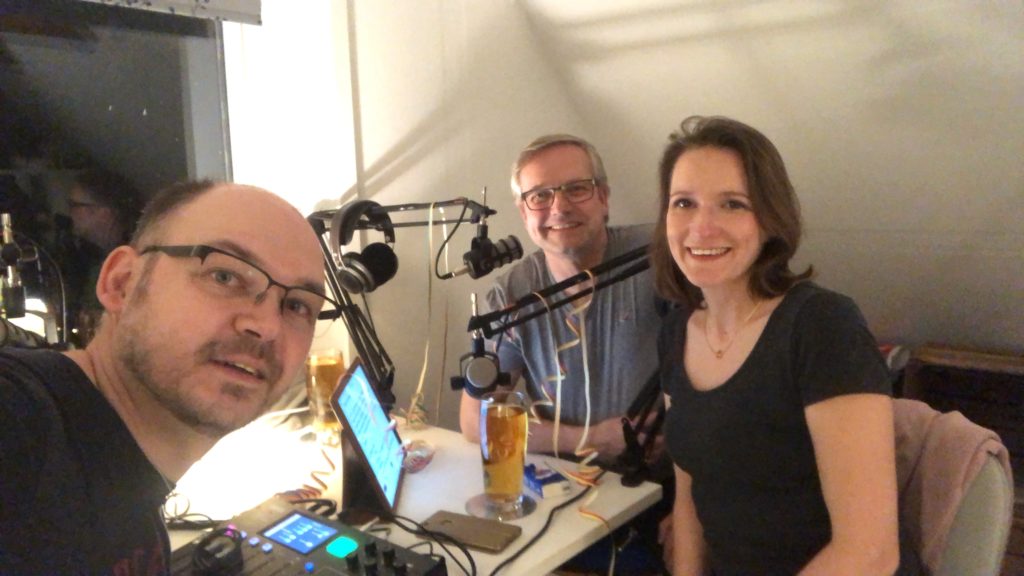 Bild vom Radio37-Podcast-Team am Schreibtisch