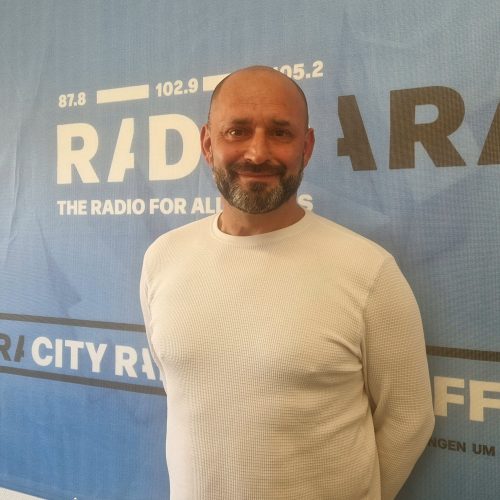De la prison à la poésie: Poète José del Río au micro de Franziska au Bistro