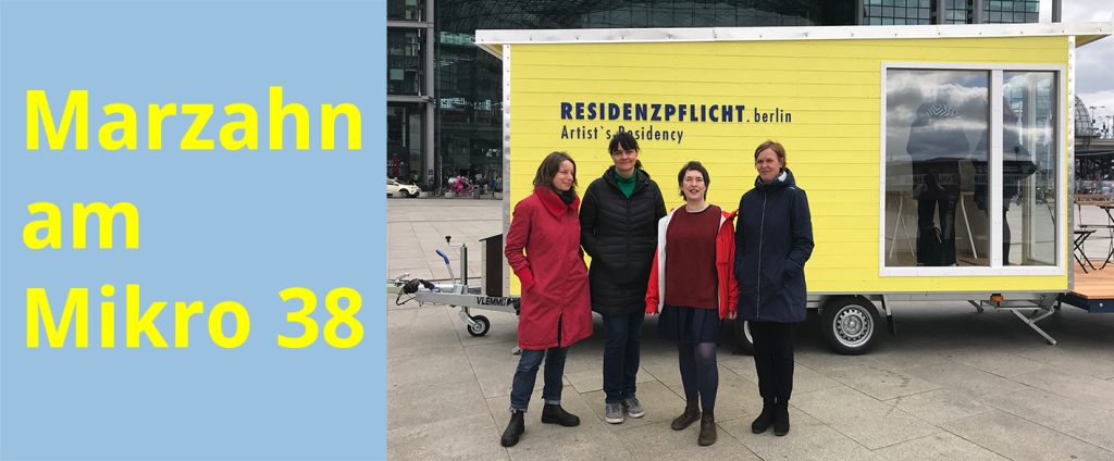 Die vier Künstlerinnen stehen vor dem gelben Bauwagen mit der Aufschrift residenzpflicht.berlin, Artisti's Residency