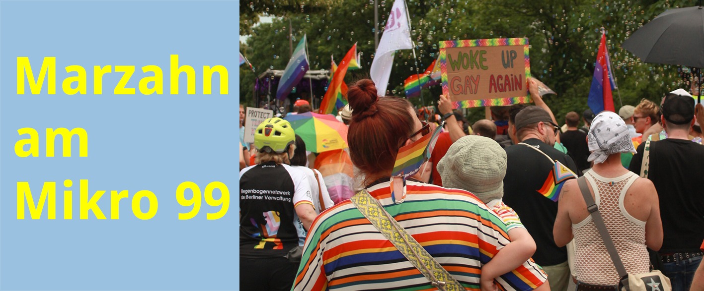 Links: Gelbe Schrift auf hellblauem Grund, Marzahn am Mikro 99. rechts Foto: viele Menschen mit Regenbogenfahnen, "Woke up gay again" steht auf einem Transparent.