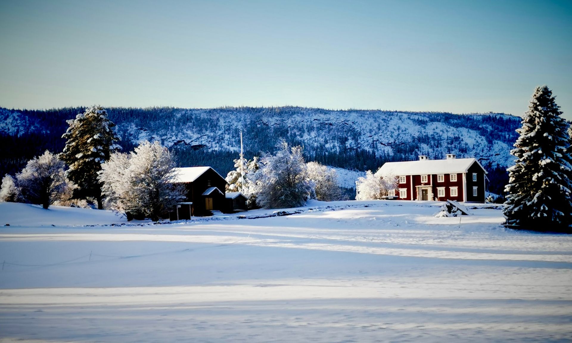 Offerdals Hembygdsgård i vinterskrud. Foto © Kjell-Erik Jonasson.