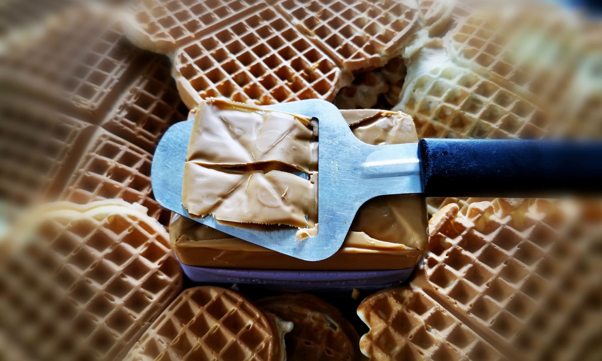 Våfflor och brunost. Foto © Kjell-Erik Jonasson.