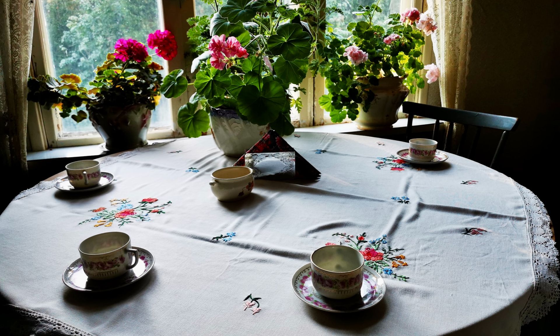 Välkommen till Radio Krokoms radiosändningar - den glada kanalen där det bjuds på kafferep på kärt porslin. Foto © Kjell-Erik Jonasson.