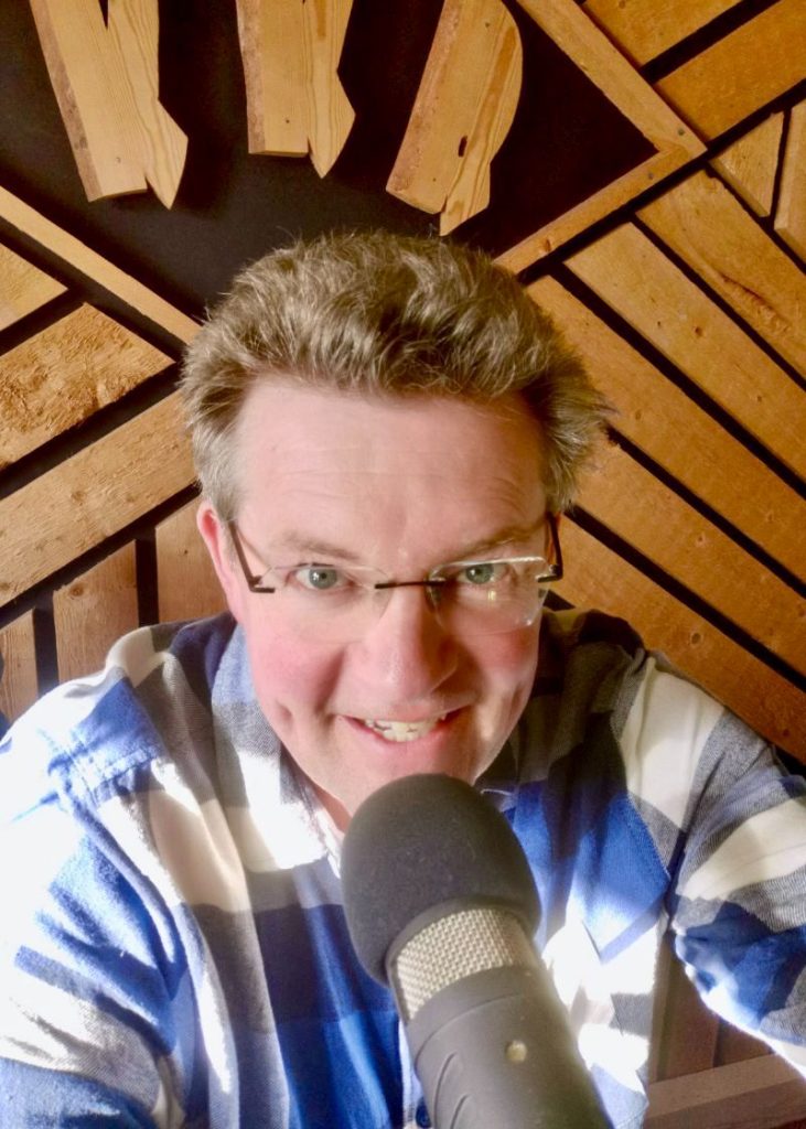 Programledare Kjell-Erik Jonasson i studion på Radio Krokom.