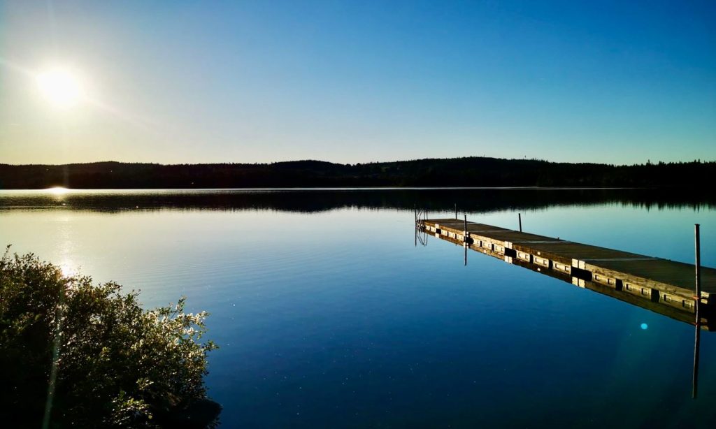 Brygga vid Bredbysjön. Foto © Kjell-Erik Jonasson.