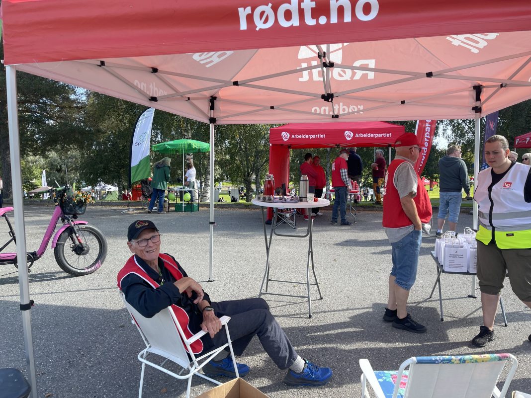 Tor Sundheim fra partiet Rødt på valgstand. Foto: Odd Arild Larsen