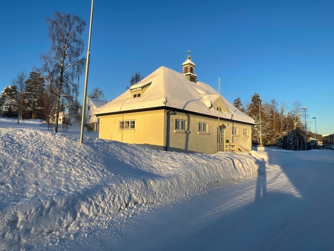 Radio bygget 3. januar 2024 - Radio Toten sender på frekvenser: 90,7 MHz, 104,8 MHz, 106,1 MHz, 104,4 MHz, 99,6 MHz, DAB og WEB