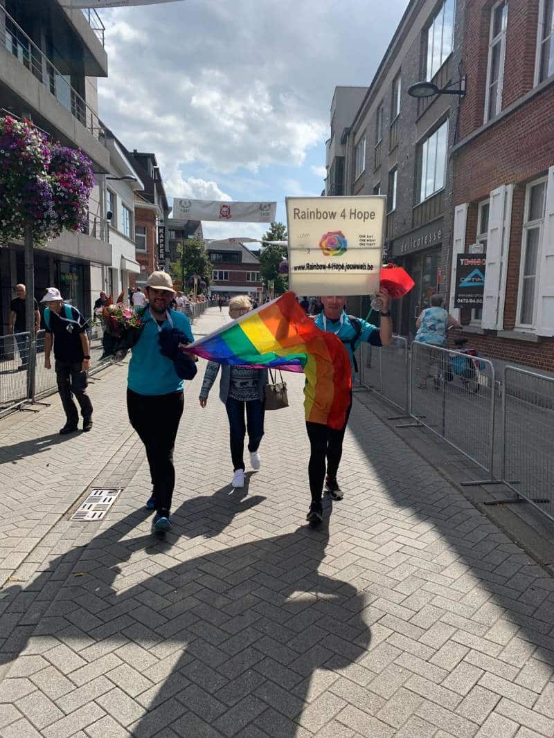 andy, zijn moeder en bert met spandoek 1